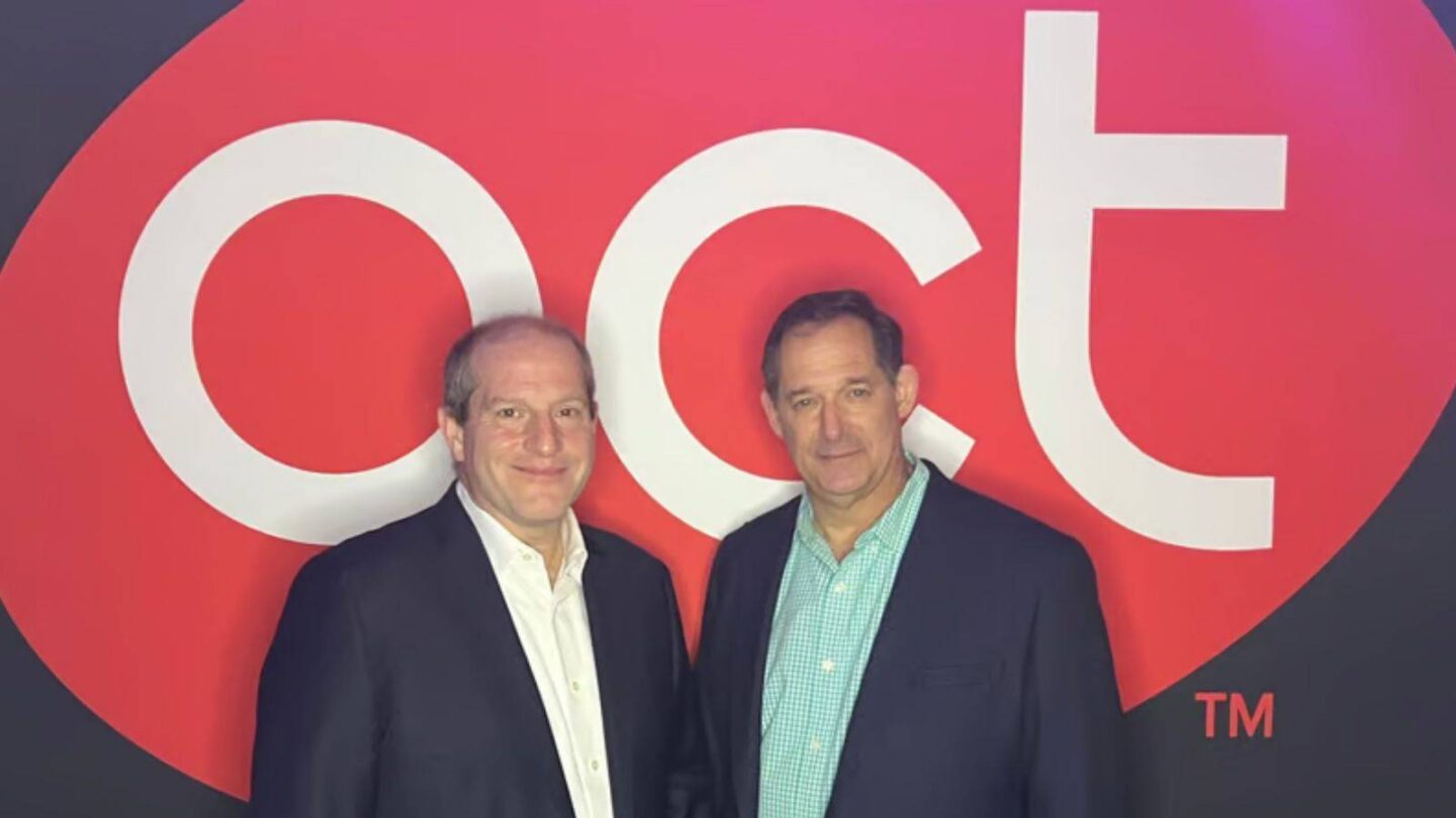 Tim tvONE berdiri di depan logo aksi