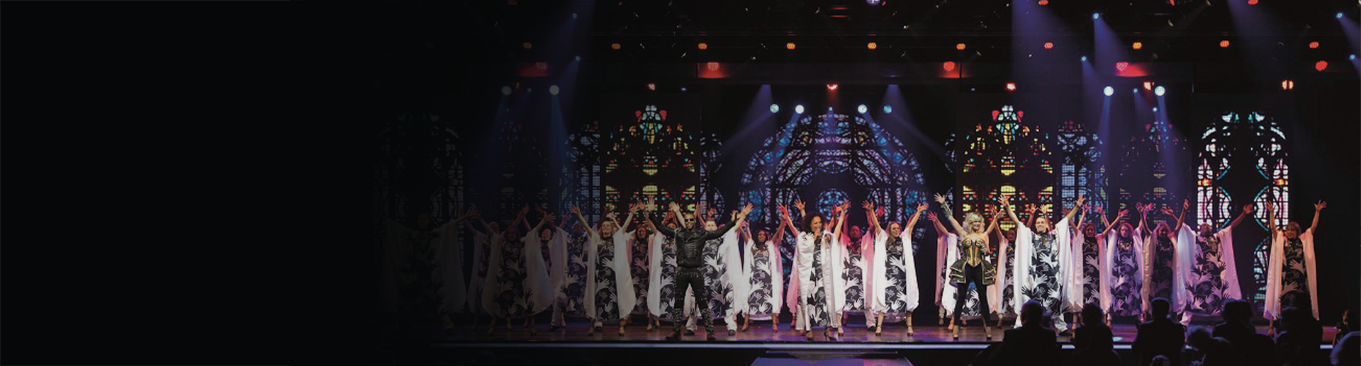 Persone che si esibiscono in una chiesa