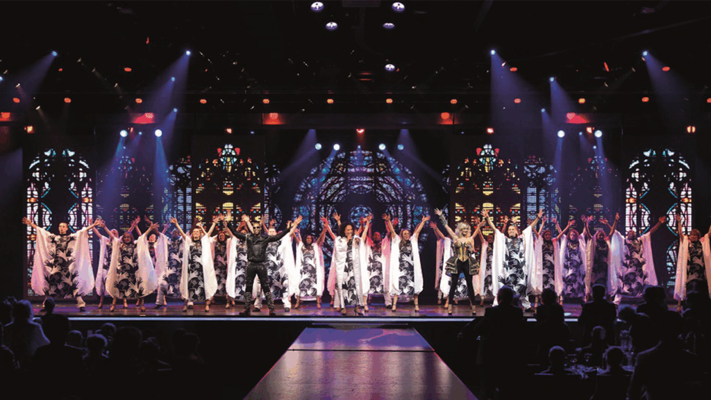 Люди выступают в церкви