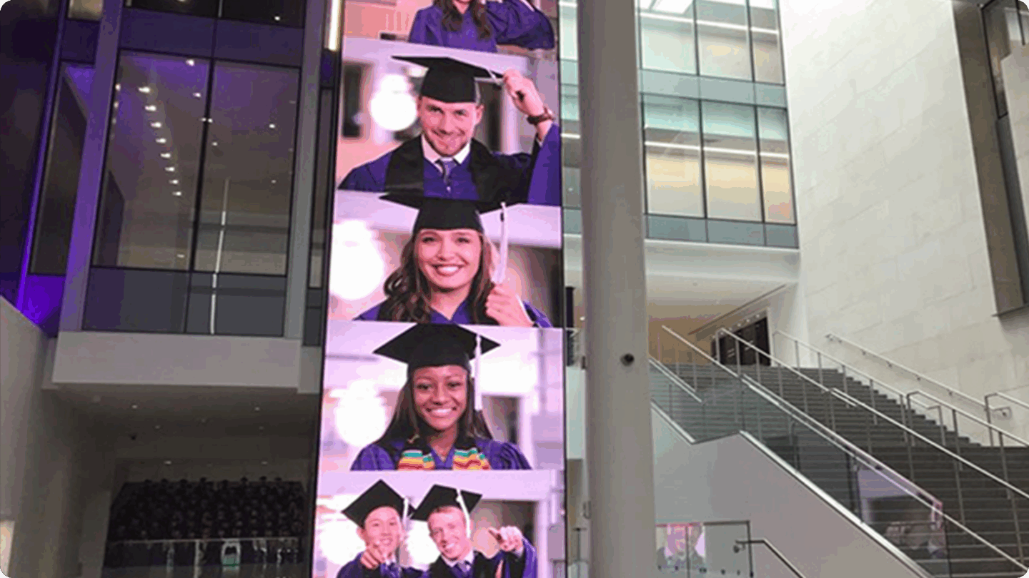 Schermi di studenti laureandi in un'università