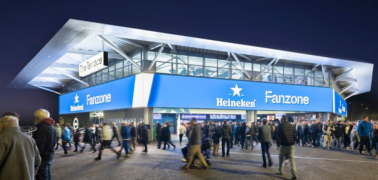 体育场内人山人海，人们前来观看比赛。