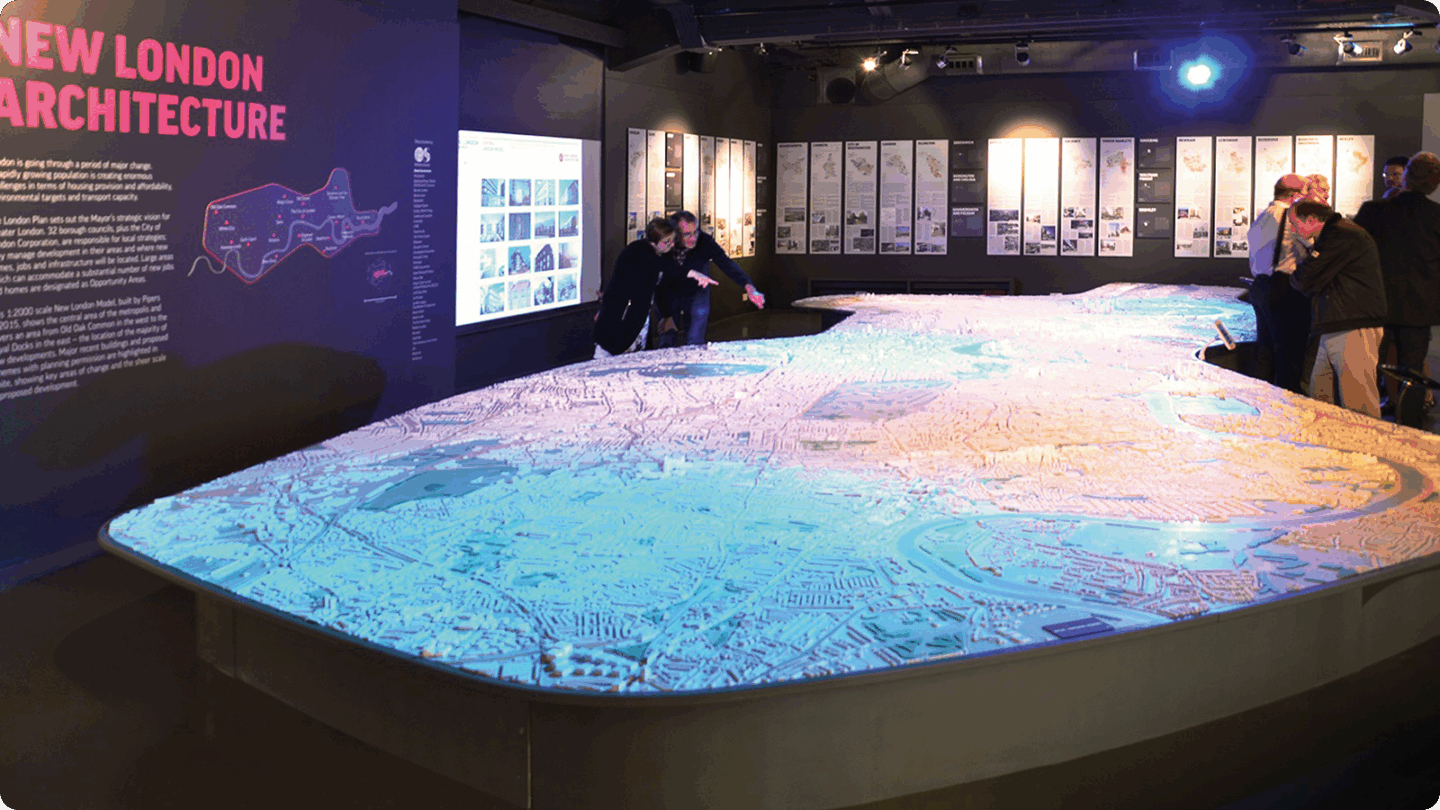 Persone che guardano un modello in un museo