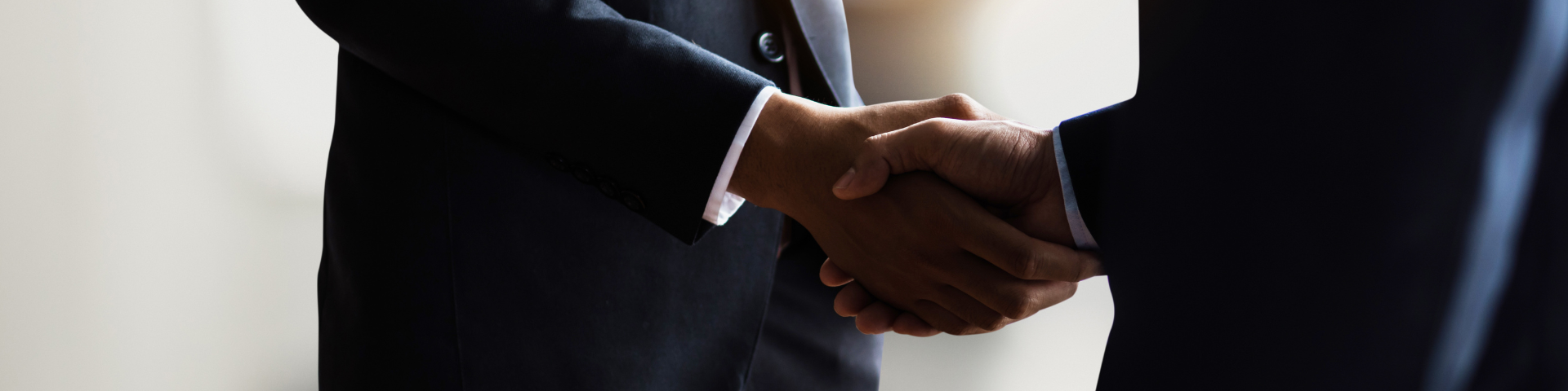 Dva poslovna muškarca rukuju se