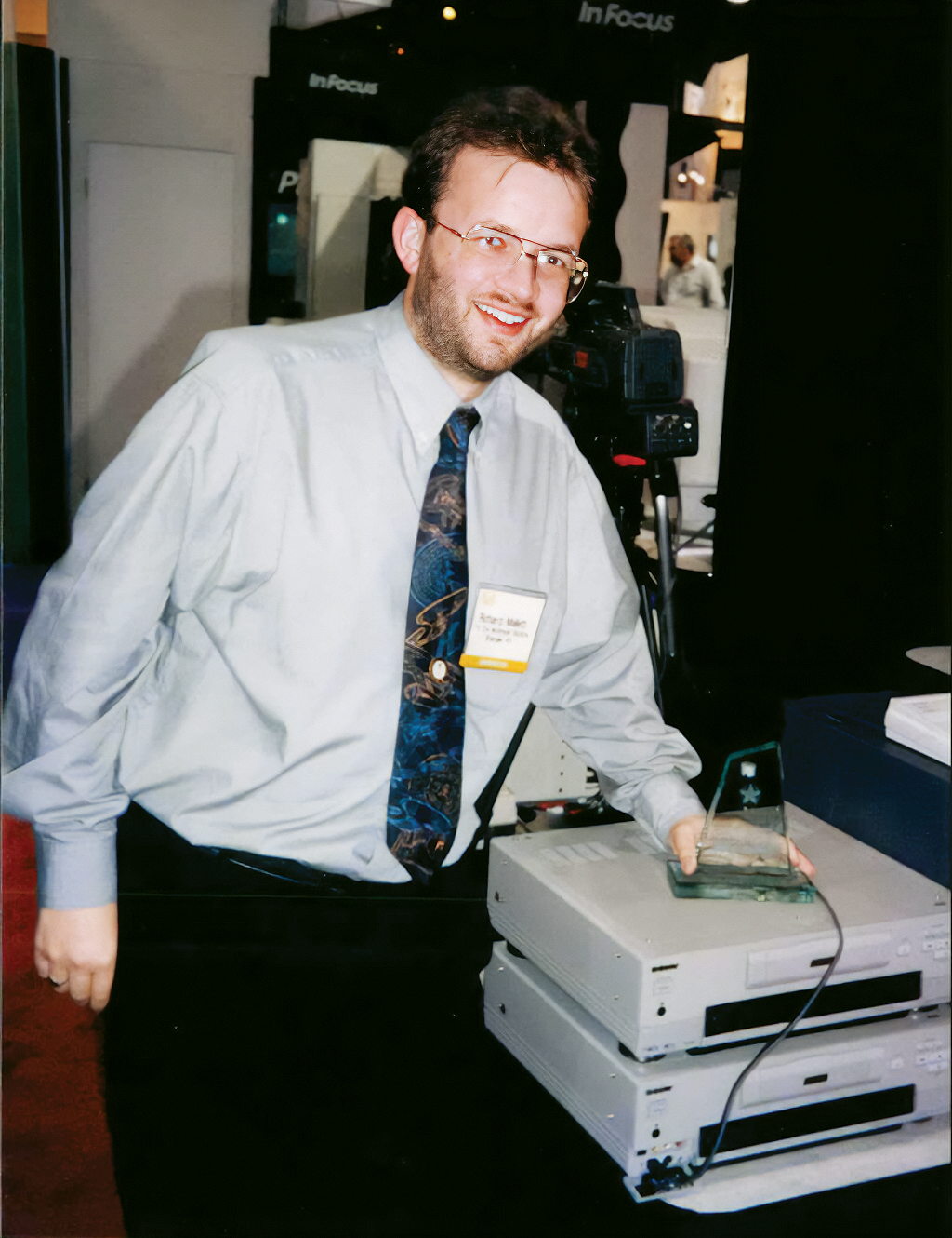 Pria menggunakan pemindai