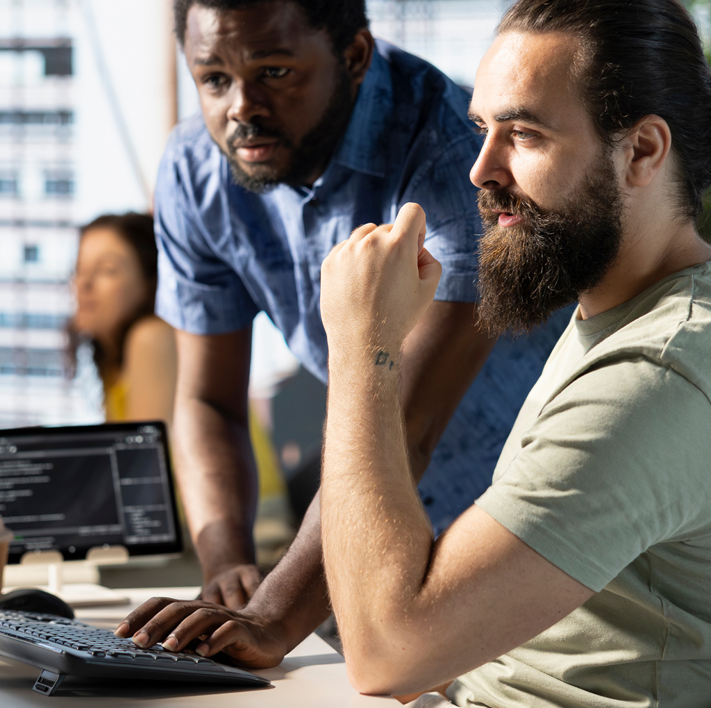 사무실에서 일하는 소프트웨어 전문가