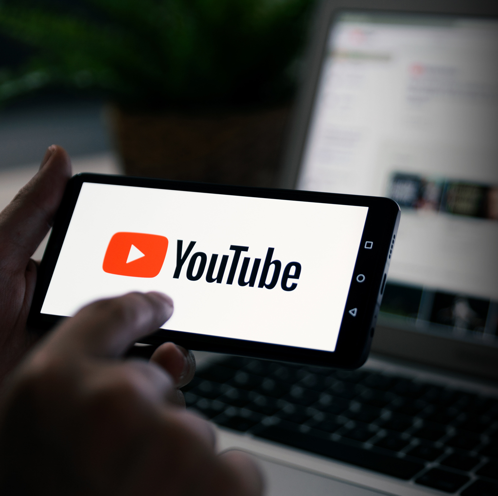 스마트폰에서 유튜브 앱 열기