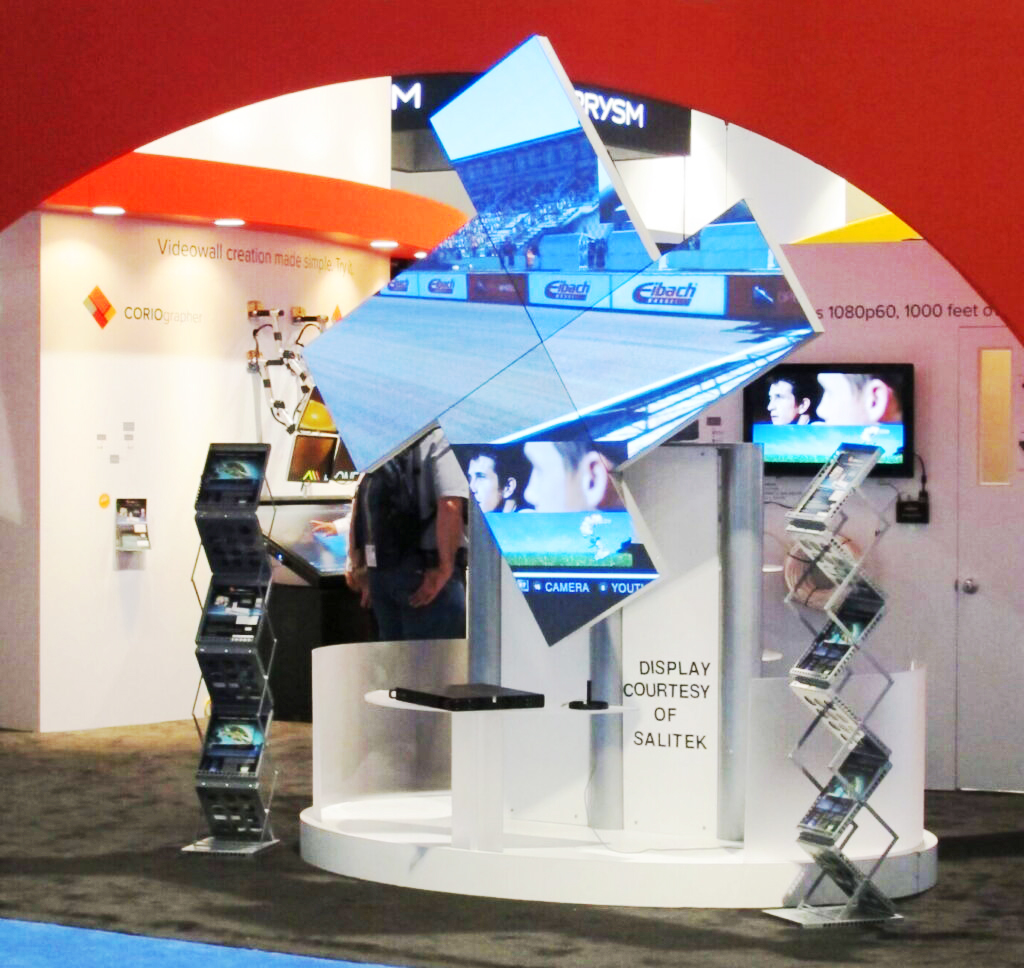 Kantor tvONE dengan monitor tampilan berbentuk kincir angin